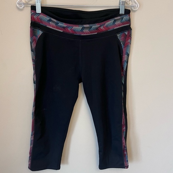 Fabletics Camacan Tribal Chevron Cropped Leggings size M - Picture 2 of 11